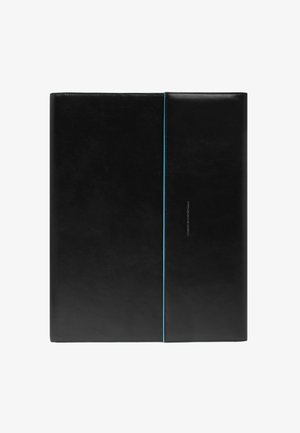 Schwarze Lederakte mit glatter Textur, versehen mit einer türkisfarbenen Akzentlinie und einem dezenten Logo auf der Vorderseite. Schlankes, rechteckiges Design.