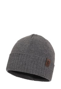 Berretto invernale grigio a maglia con risvolto a coste. Presenta un tessuto strutturato e una piccola toppa logo in pelle marrone sul lato.