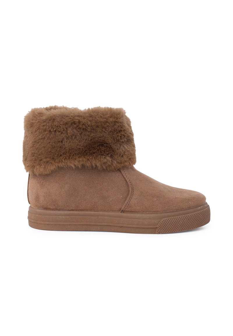 Botas de tobillo de ante marrón con un suave puño de piel sintética. Cuenta con una suela de goma y un diseño clásico de zapatilla de skate. Textura suave en general.