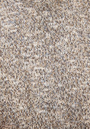 Lähikuva neulotusta kankaasta, jossa on sekoitettu beigejä, valkoisia ja tummanruskeita lankoja, jotka luovat teksturoitua, kirjavakuviota.