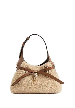 Piccola borsa a mano beige in shearling con tracolle in pelle marrone, dettaglio fibbia dorata e una singola maniglia nera da spalla.