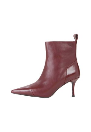 Stivale alla caviglia in pelle bordeaux con punta affusolata e tacco a spillo di 3 pollici. Presenta una texture liscia e un discreto logo laterale.