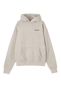 Lys grå hettegenser laget av sweatshirt-materiale, med kengurulomme, ribbestrikkede mansjetter og kant, samt en liten svart logo på brystet.