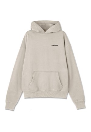 Sudadera gris claro hecha de material de sudadera, con un bolsillo canguro, puños y dobladillo de canalé, y un pequeño logotipo negro en el pecho.