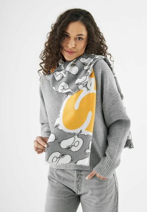 Grijze sjaal met een cartoonpatroon van Snoopy, met een groot gele "S" accent, gemaakt van zachte stof met rafelige randen.