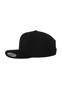 Fekete baseball sapka lapos karimával, szövetből készült, lekerekített koronával, szellőzőlyukakkal és snapback záródással. Semleges dizájn.
