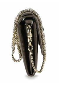 Pochette in pelle marrone con tracolla a catena dorata. Presenta un design elegante, una finitura testurizzata e ferrature metalliche per la chiusura e l'attacco della tracolla.