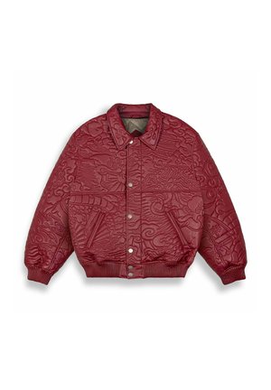 Giacca in pelle trapuntata color bordeaux con motivi embossati, bottoni automatici e polsini e orlo a coste. Presenta un design classico del colletto.