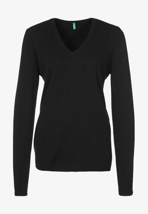 Pull noir à manches longues avec col en V, coupe slim et petite étiquette verte à l'intérieur du col.