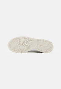 Nike Sportswear DUNK LOW SE UNISEX - Zapatillas - offwhite