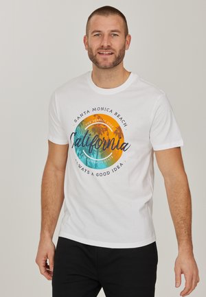 Hvid bomulds t-shirt med farverigt grafisk print og teksten "California", palme træer og cirkulært design. Korte ærmer og rund halsudskæring.