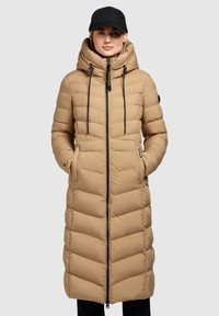 Palton puf bej cu glugă, lung, design cu quilt vertical, fermoar la față și snururi ajustabile. Accente negre, două buzunare laterale.