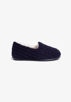 Mørkeblå strikket slippersko med et struktureret mønster, blød indvendig foring og en fleksibel sål. Har rund tå og lav krave-design.