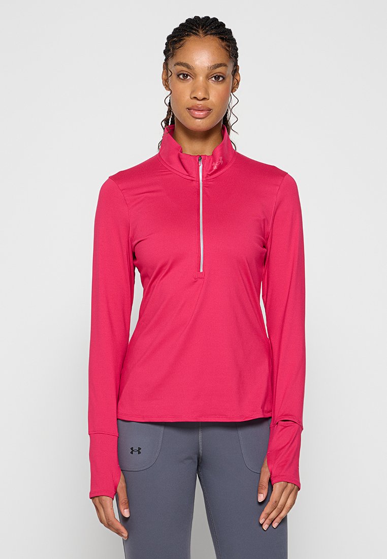 Top atlético de manga larga ajustado en un vibrante color rosa, con un cuello alto y cremallera de medio largo. Tejido ligero y suave que cuenta con agujeros para los pulgares.