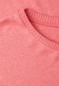 Koralowy różowy T-shirt z krótkim rękawem, z prążkowanym kołnierzem i gładką fakturą, z subtelnym melanżowym wzorem na całej tkaninie.