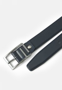Cintura in pelle blu navy con fibbia rettangolare in argento e dettagli di cucitura su sfondo bianco.