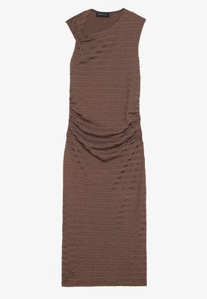 Brun, tekstureret kjole med en tætsiddende silhuet og samlet detaljering på den ene side. Kapsæde og en knælang design.
