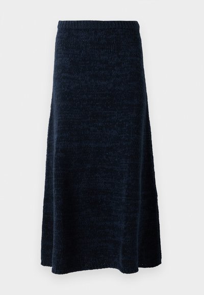 Φούστα πλεκτή μεσαίου μήκους σε ναυτικό μπλε χρώμα, με ελαστική μέση και ελαφριά κίνηση, εκτεθειμένη σε λευκό φόντο.