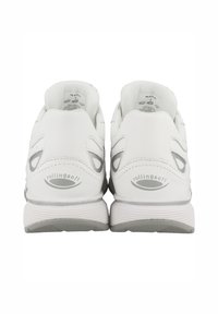 Baskets de sport en cuir blanc avec une finition texturée, présentant des accents gris, des découpes de ventilation et une semelle rembourrée. Nom de la marque visible.