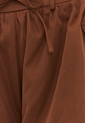 Pantalon marron taille haute avec taille froncée et ceinture en tissu nouée en nœud devant, en matière douce et légèrement texturée.