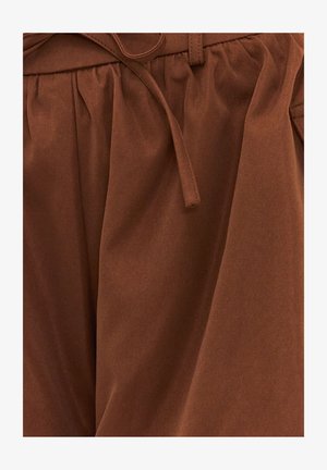 Pantalon marron taille haute avec taille froncée et ceinture en tissu nouée en nœud devant, en matière douce et légèrement texturée.