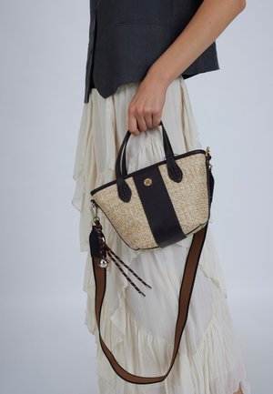 Tan- og sort håndtaske med tekstureret, strå-lignende krop og glatte læderdetaljer. Har korte håndtag og en aftagelig rem.