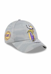 Graue Minnesota Vikings Mütze mit strukturiertem Muster, Viking-Kopf-Logo auf der Vorderseite und rundem Team-Patch an der Seite.
