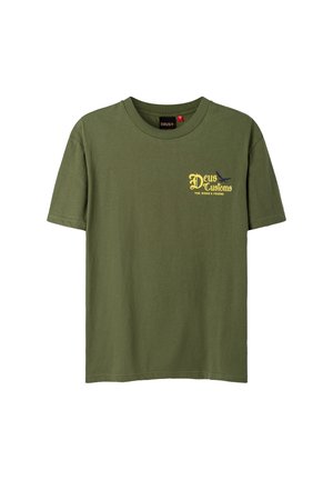 Camiseta de manga corta color verde oliva con cuello redondo y texto amarillo "Deus Customs The Rider's Friend" y gráfico de pájaro en el pecho izquierdo.