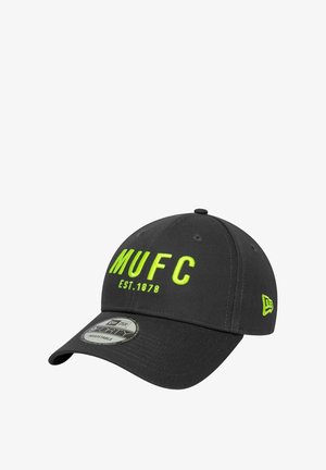 Schwarze Baseballmütze mit neongrün gesticktem "MUFC" und "EST. 1878" Text. Mit gebogenem Schirm und verstellbarem Rückengurt.