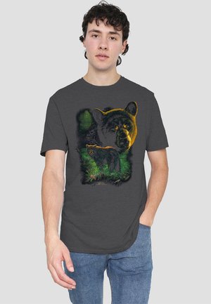 Dunkelgraues Baumwoll-T-Shirt mit einem Grafikdesign von zwei Bären inmitten von Grün. Das Design hebt detaillierte Felltexturen und lebendige Farben hervor.