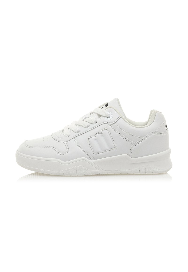 Baskets de sport blanches en matériau synthétique avec une texture lisse, dotées de lacets ronds, d'un col rembourré et d'accents de logo discrets.