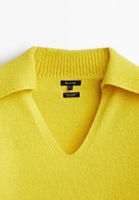 Geel wollen-kashmir sweater met een V-hals, voorzien van een gestructureerde kraag en zachte, gladde stof. Inclusief merkembleem op de hals.