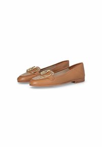 Ballerine in pelle marrone con punta arrotondata, un pannello decorativo in tessuto e una fibbia in tono oro sul davanti. Design con tacco piatto.