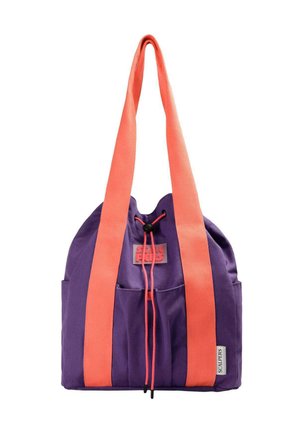 Bolsa de tela morada con amplias asas coral, cierre delantero con cordón y una pequeña etiqueta blanca con la inscripción "Scalpers".