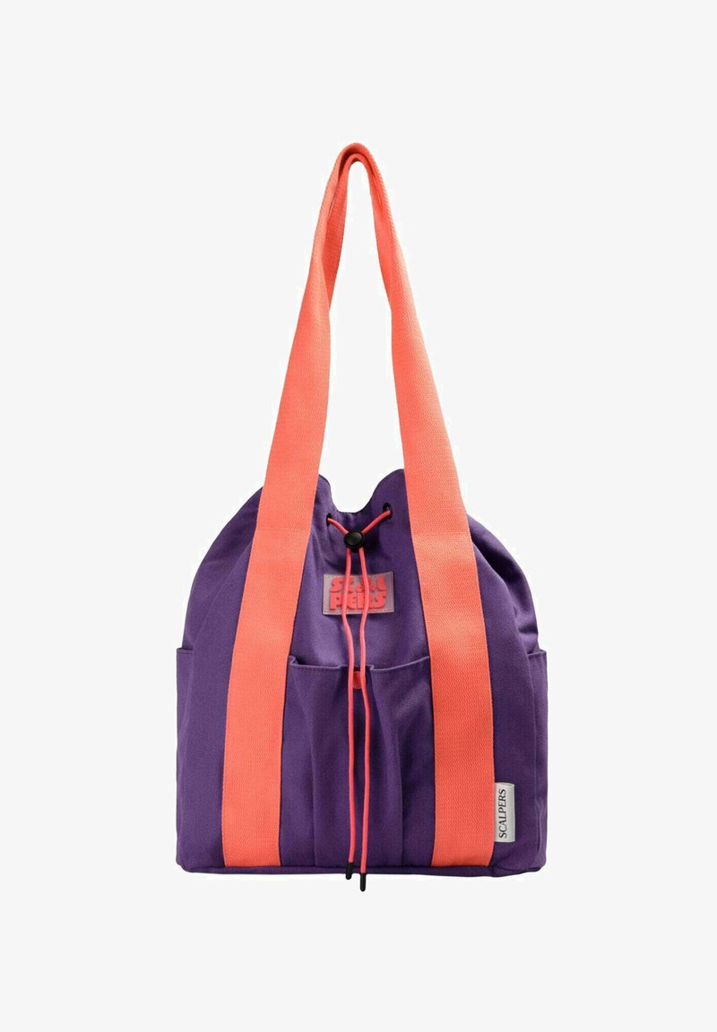Sac fourre-tout en tissu violet avec larges anses corail, fermeture à cordon sur le devant, et une petite étiquette blanche portant la mention "Scalpers".