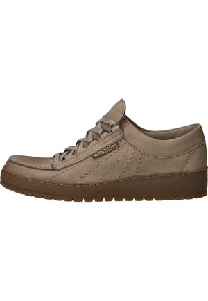 Beige leren casual schoen met veters aan de voorkant, dikke gestructureerde bruine zool en het label "Mephisto" aan de zijkant.