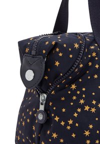 Bolsa de tela azul marino con un patrón de estrellas doradas, que presenta un cierre con cremallera y un acento de cuero negro. Se pueden ver el asa y el tirador de la cremallera.