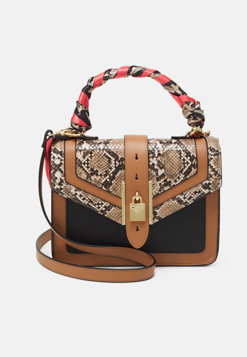 Sacoche marron et noire avec un rabat à motif peau de serpent, une serrure dorée et une poignée en tissu torsadé rouge et noir, ainsi qu'une bandoulière assortie.