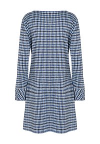 Kleid mit blau-weißer Hahnentrittmusterung, langen Ärmeln, rundem Ausschnitt und leichtem Schwung am Saum. Leichter Stoff, klassisches Design.