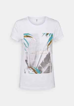 T-shirt bianco a maniche corte con stampa di foglie tropicali in teal e oro e testo "sweet escape" in oro sulla parte anteriore, colletto rotondo.