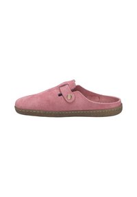 Sabot en daim rose à enfiler avec bride réglable et bouton en laiton, avec une semelle marron texturée pour le confort intérieur.