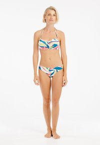 Flerfärgad bikini-set med en mönstrad bandeau-topp med vriden front och matchande bikiniunderdelar. Slät, elastisk tyg.