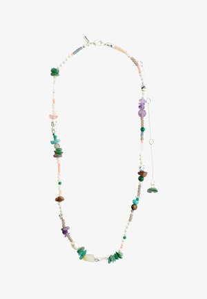 Mitmekesine helmestest kaelakee, mis sisaldab pärlite, kalliskivide ja metallist aktsente, esitleb erinevaid kuju ja tekstuure painduval nööril.