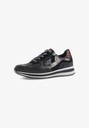 Zwarte sneaker met een gestructureerde bovenkant met zilveren accenten, een gevoerde kraag, vetersluiting en een contrasterende witte tussenzool met zwarte strepen.