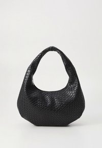 Mala preta trançada com uma forma curva e uma alça única. Superfície texturizada com um padrão de grade subtil, apresentando um design suave e flexível.