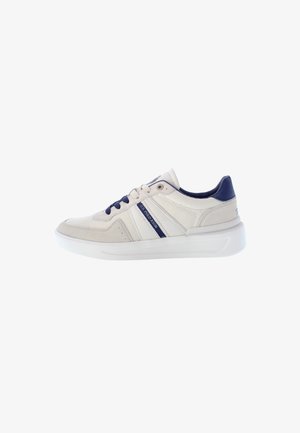 Világos bézs sportcipők nagy navy kiegészítőkkel, textil és velúr felsőrészel, kerek orral, fehér gumitalppal és kiemelkedő oldalsó csíkkal.