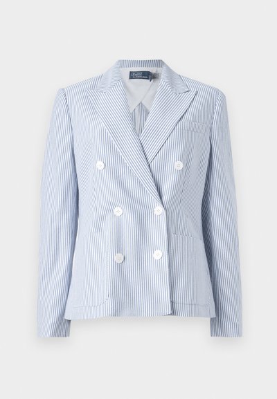 Blazer duplo em azul claro com riscas verticais brancas. Apresenta lapelas recortadas, botões brancos e dois bolsos frontais.