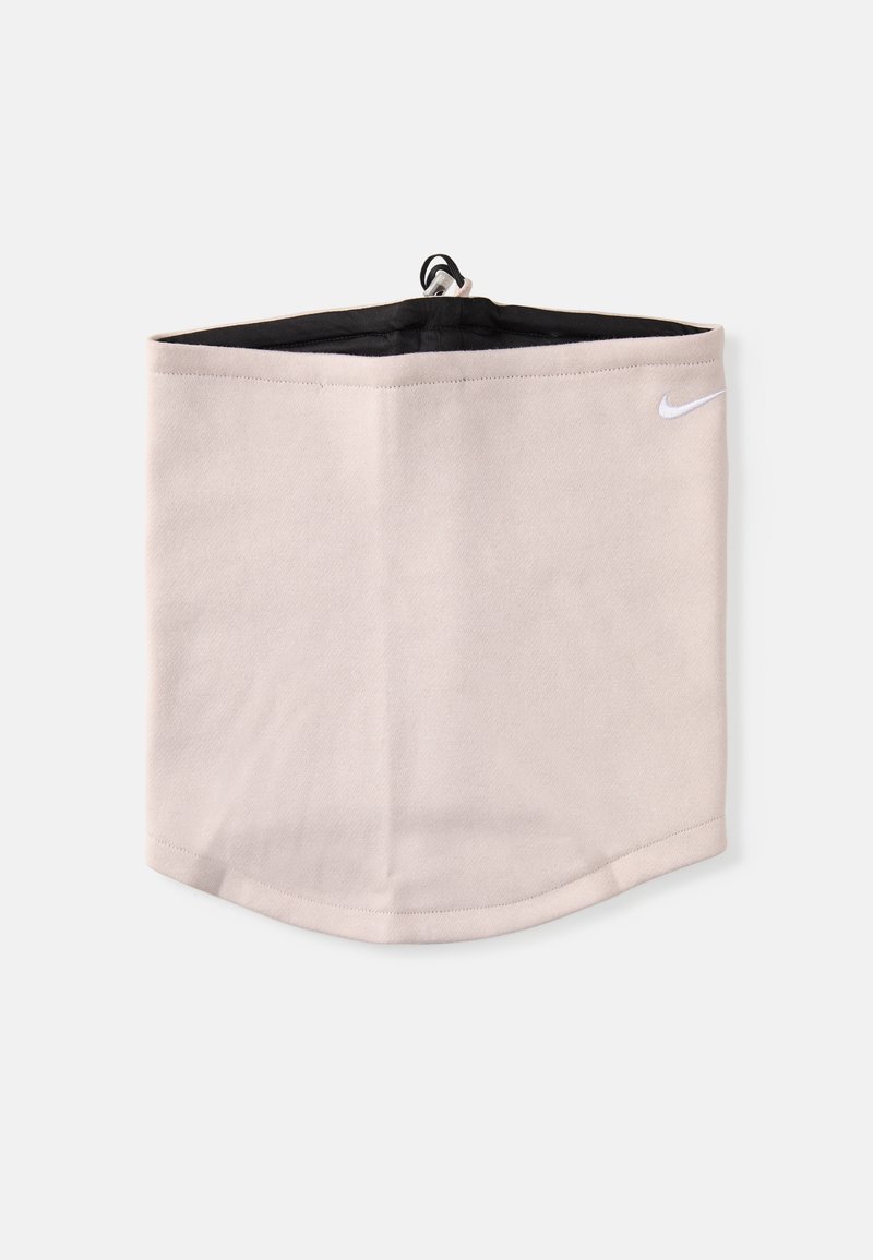 Gaiter de pescoço bege com um tecido macio e texturizado, interior preto, fundo arredondado e um logotipo Nike branco de um lado.