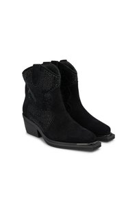 Botines de ante negro que presentan detalles de tachuelas, un tacón cuadrado y puntera afilada. El diseño incluye tiradores para facilitar su puesta.