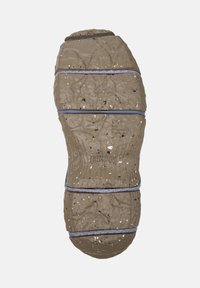 Podešev boty s texturovaným vzorem, rozděleným barevnými linkami, s vyraženým logem značky na povrchu.